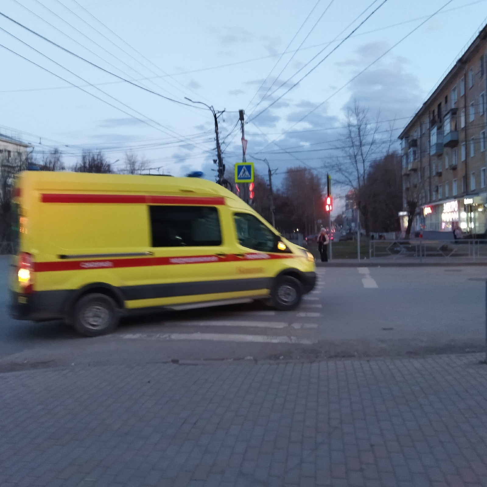 В Кирове мотоциклист сбил рабочего "Вятавтодора": мужчина тяжело ранен 