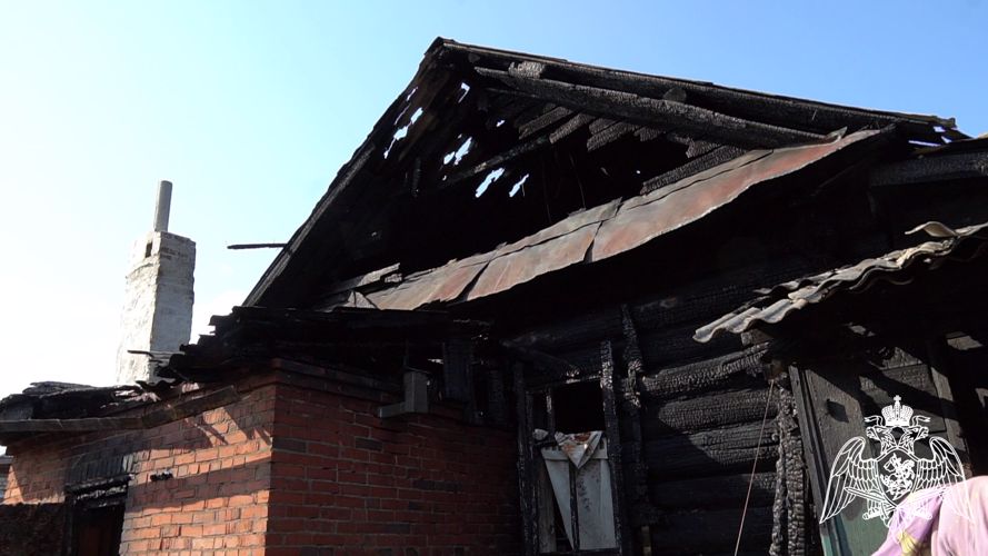 Забился в угол и не мог выйти: в Кировской области огонь охватил дом инвалида
