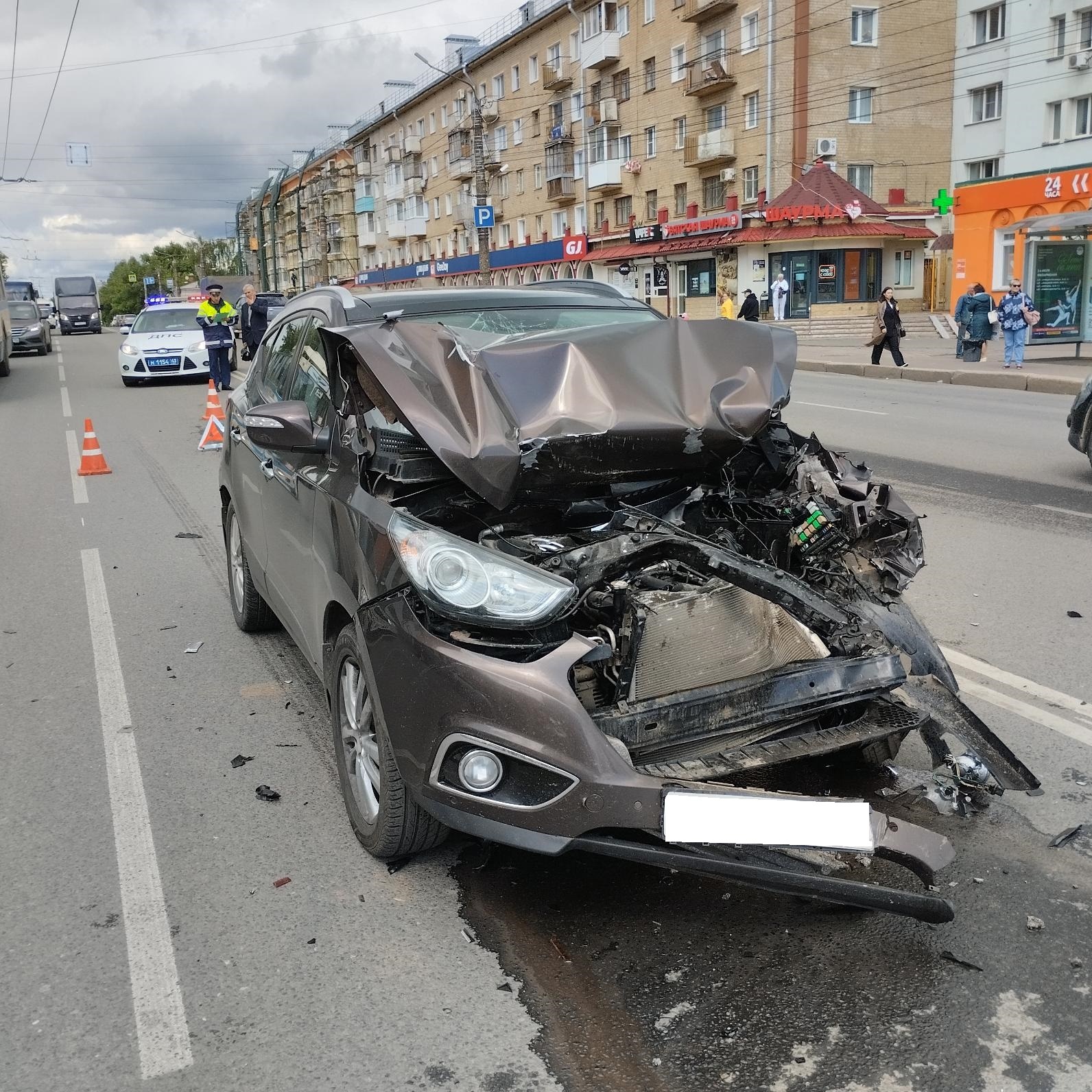 Массовая авария в Кирове: на улице Ленина грузовик смял две легковушки 
