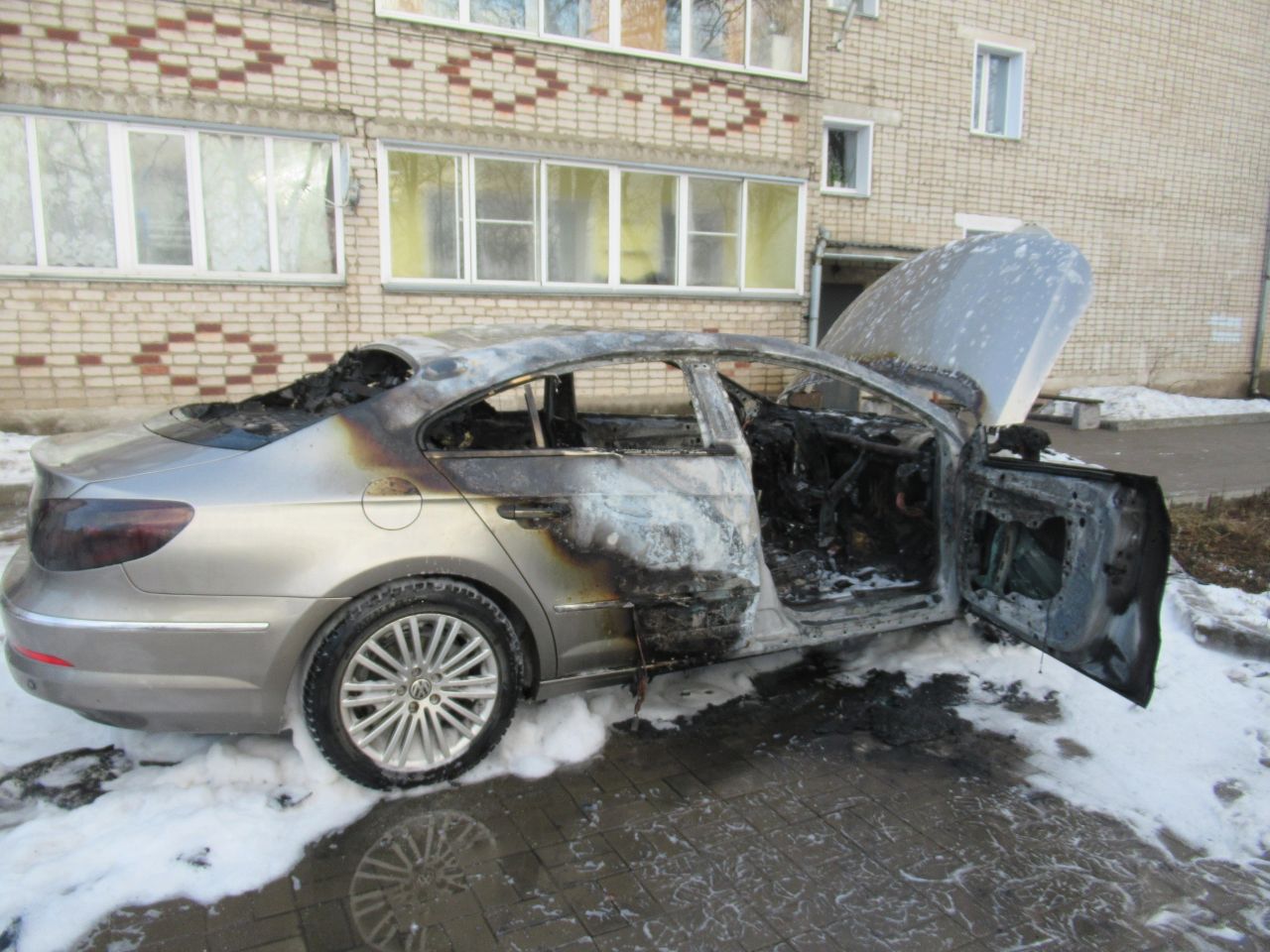 Житель Кировской области от обиды облил бензином и сжег чужую машину 