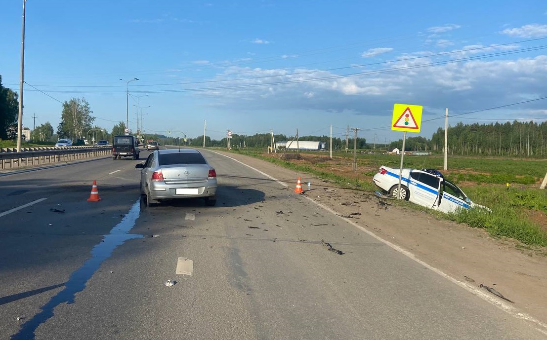 В Кирове патрульный автомобиль от столкновения с Opel Astra оказался на обочине