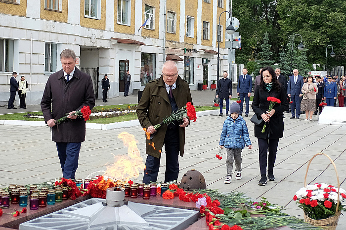 Александр Соколов возложил цветы к памятнику воинам-кировчанам у Вечного огня