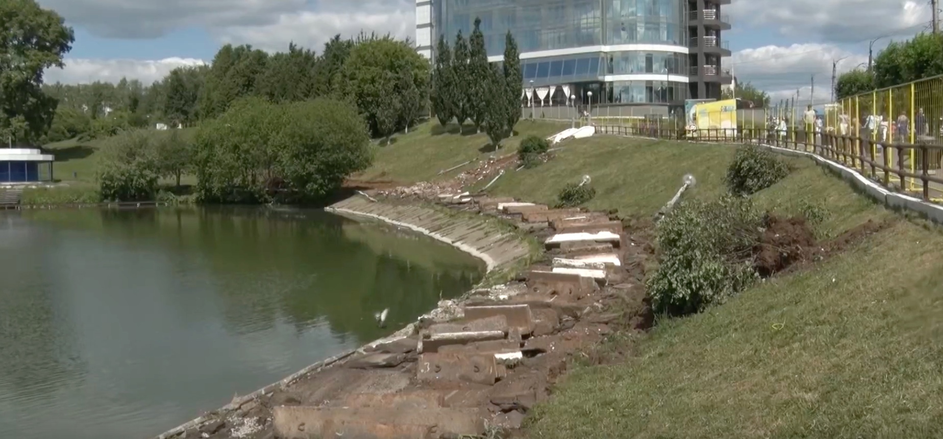 В парке имени Кирова у Цирка начали спускать воду из прудов