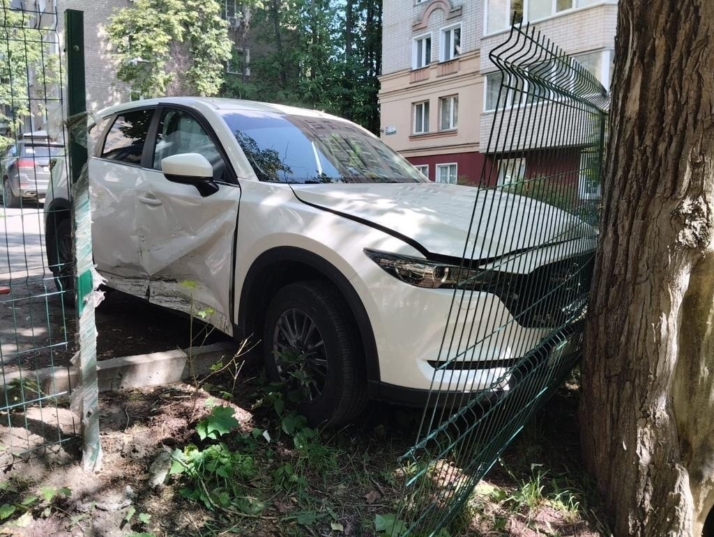 Утром в центре Кирова столкнулись ВАЗ и Mazda: есть пострадавшие