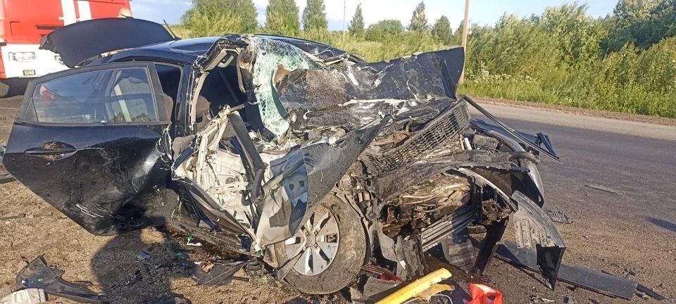 В Кировской области столкновение с грузовиком превратило Kia Rio в груду металла 