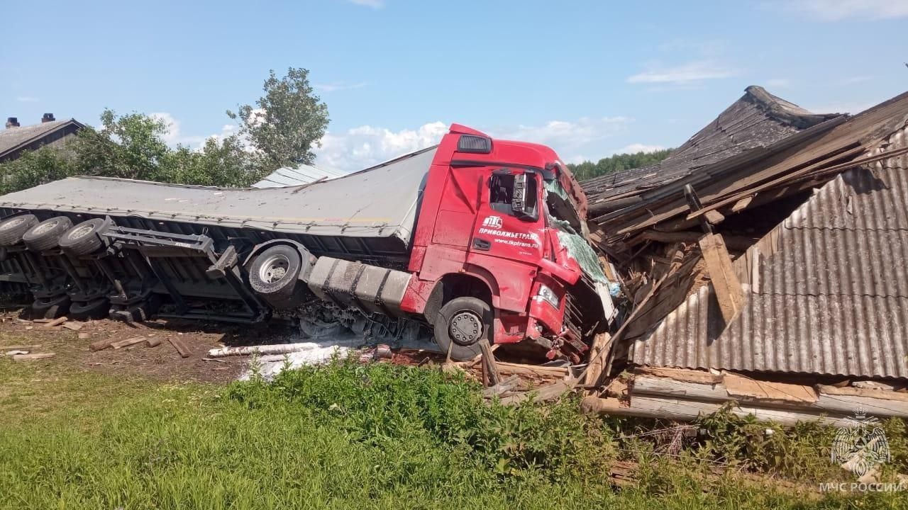 27 июня в Кировской области водитель грузовика съехал в кювет и влетел в дом
