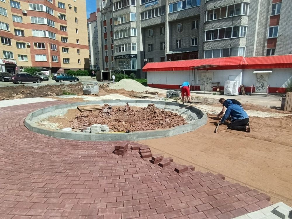 В Кирове на улице Ленина строят новый сквер