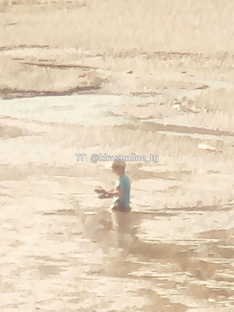 На месте осушенного пруда в парке имени Кирова в грязь провалился ребенок