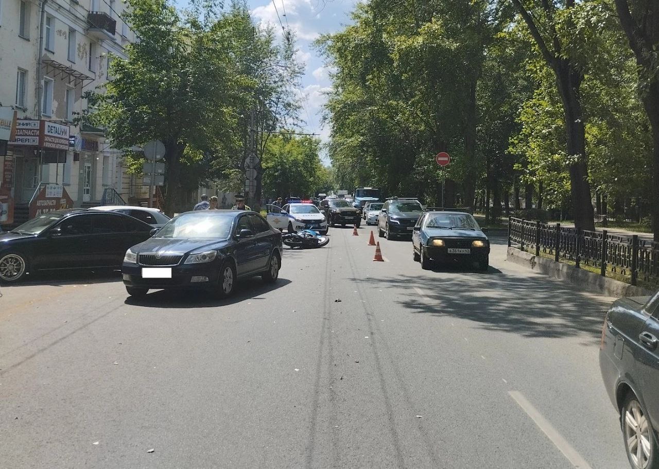 В Кирове на Октябрьском проспекте пострадал мотоциклист 