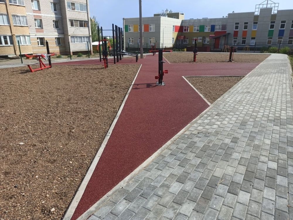 Во дворах на улице Крупской появились новая детская и спортивная площадки