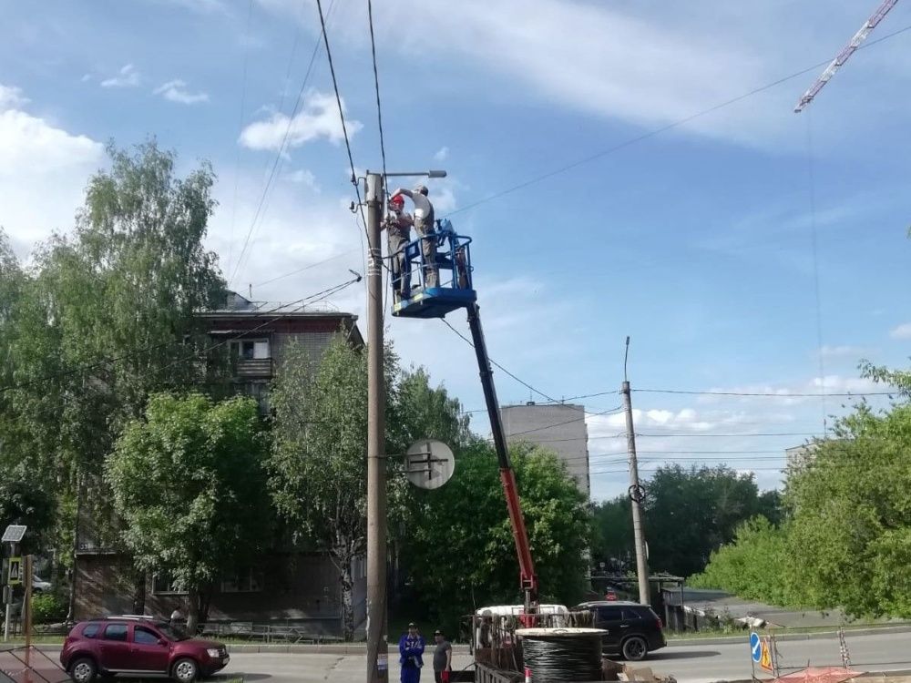 На улицах Кирова обновляют наружное освещение 