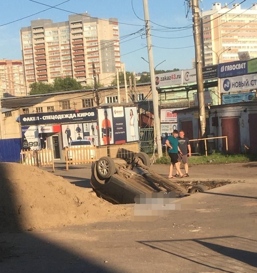В Кирове легковушка провалилась в яму
