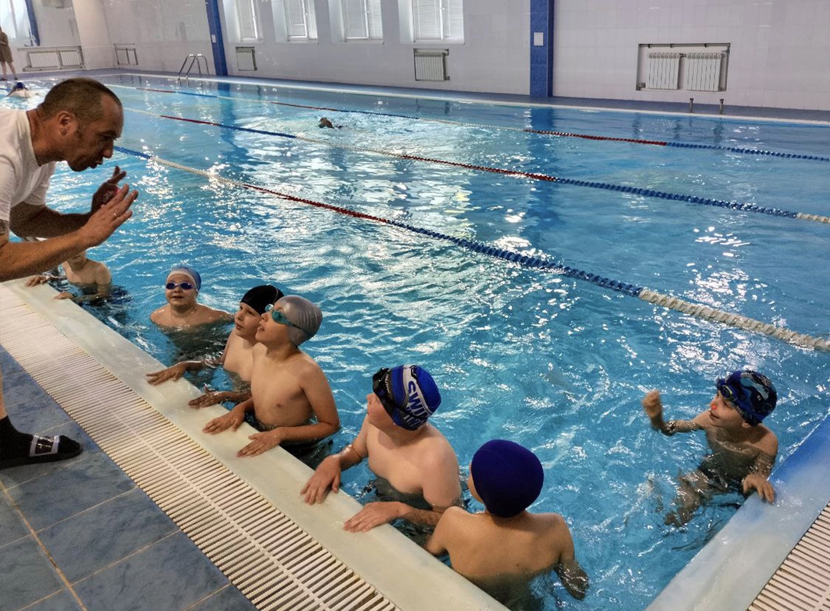 Юных жителей Кировской области учат уверенно держаться на воде 