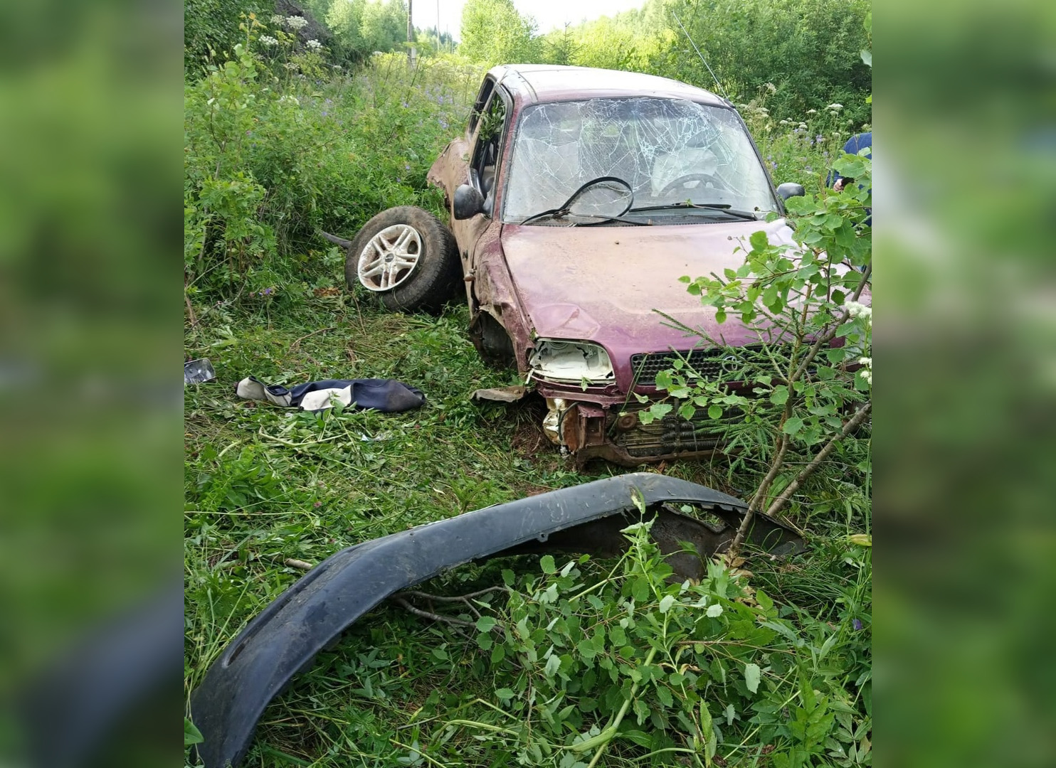 Разбитая Toyota RAV4 в кювете: в Кировской области на трассе пострадали два человека