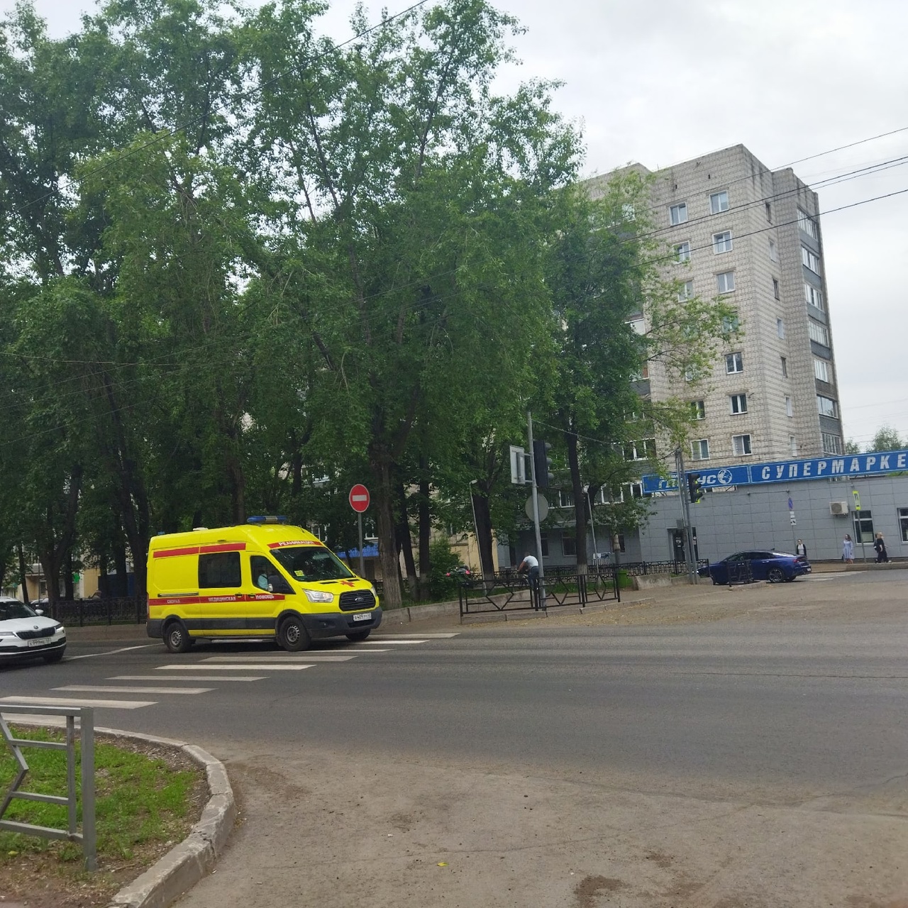 Нож в шею: с остановки госпитализировали мужчину в Кировский центр травматологии