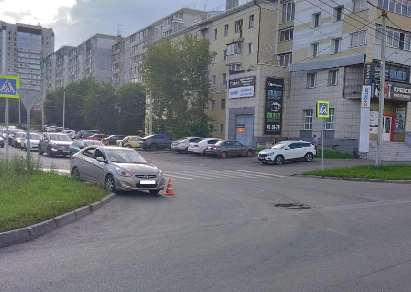 В Кирове на улице Азина ребенок оказался под колесами иномарки