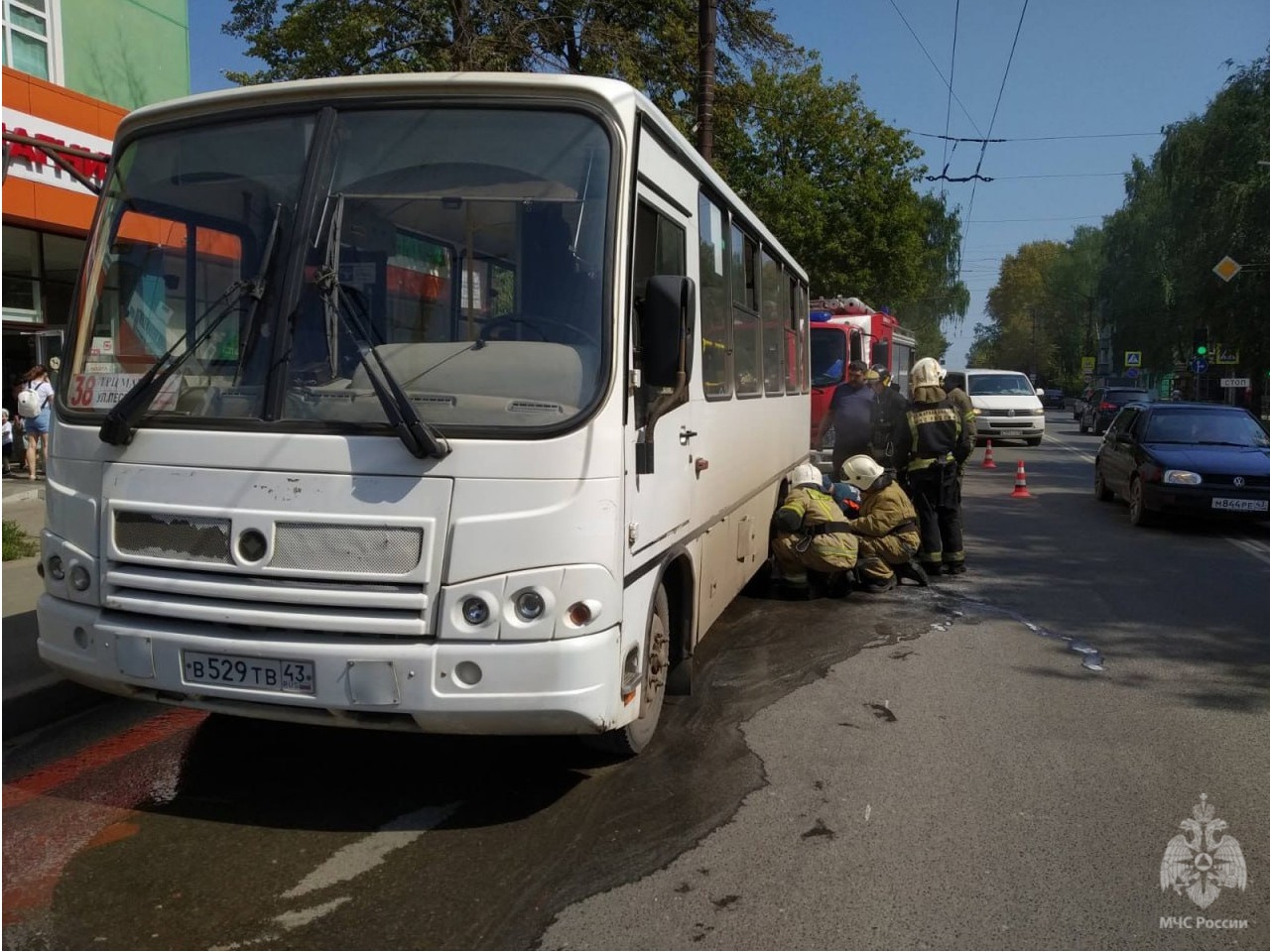 В Кирове на Щорса загорелся движущийся автобус