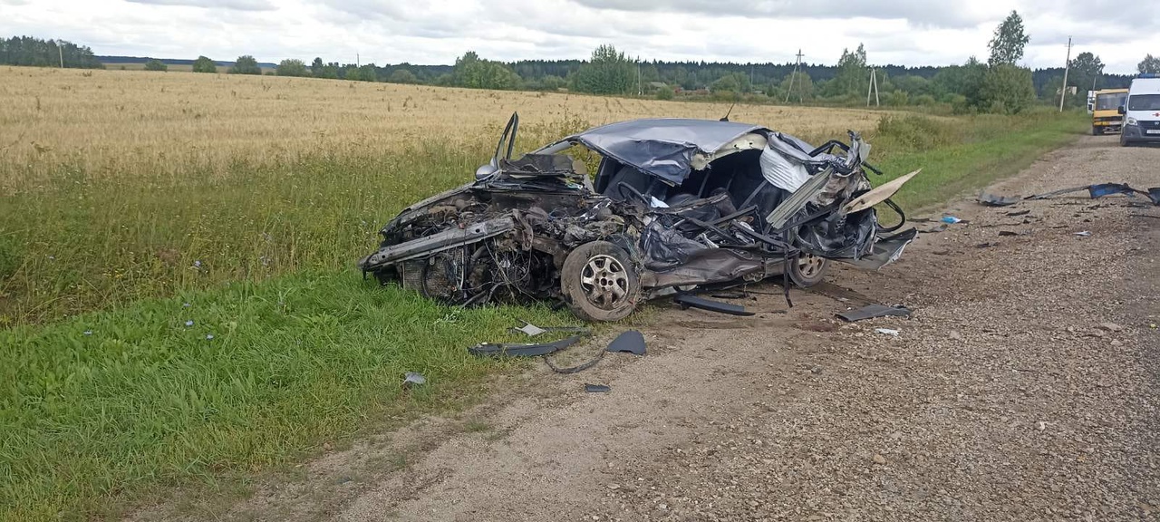 В Кировской области столкнулись Citroën и ГАЗ: машины превратились в груду металла 