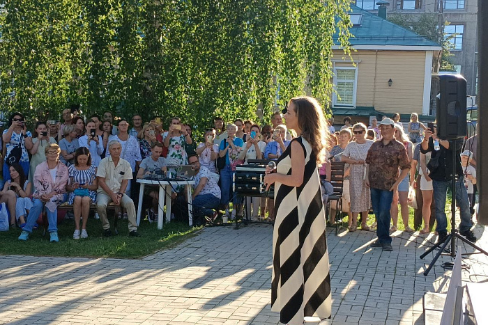 Известные российские актеры театра и кино выступили с уличным концертом для кировчан