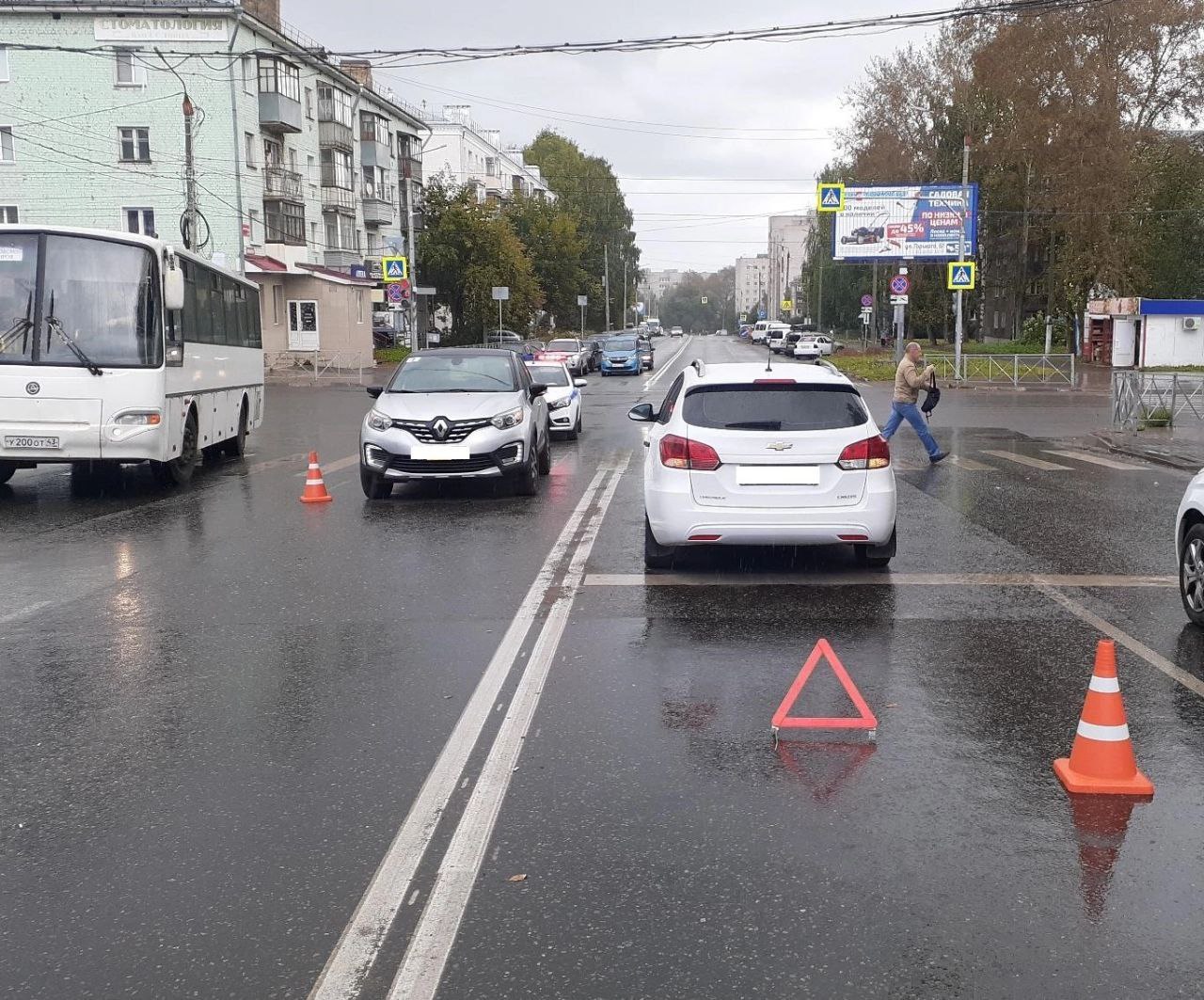 Отбросило на другую машину: в Кирове 18-летняя девушка оказалась под колесами кроссовера