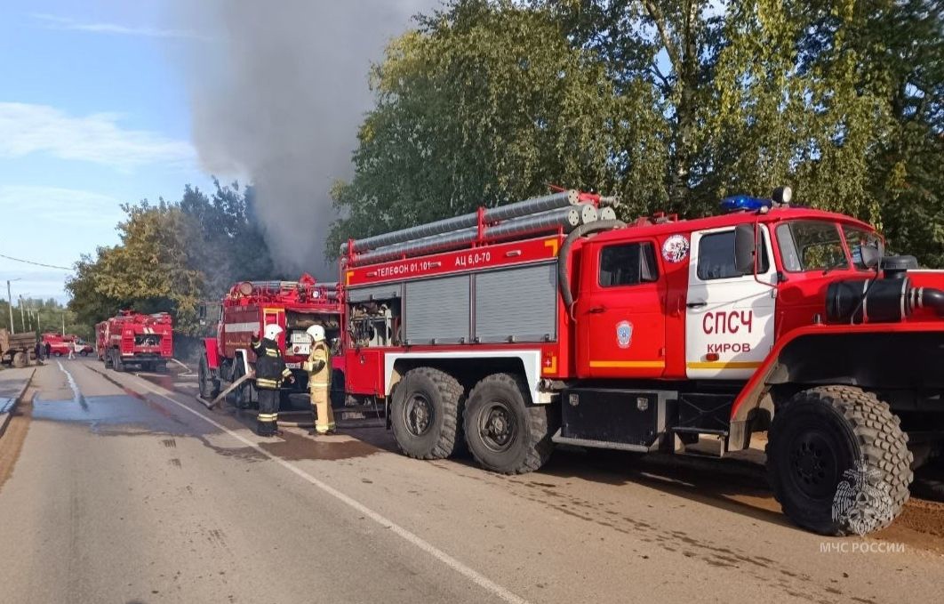 В Кирове пожар уничтожил дом и две машины: погиб человек  