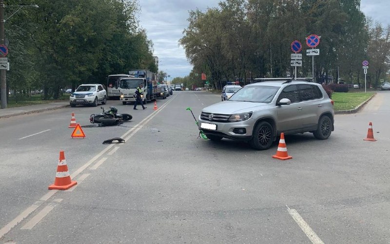 В Кирове на Дзержинского столкнулись Volkswagen и мотоцикл