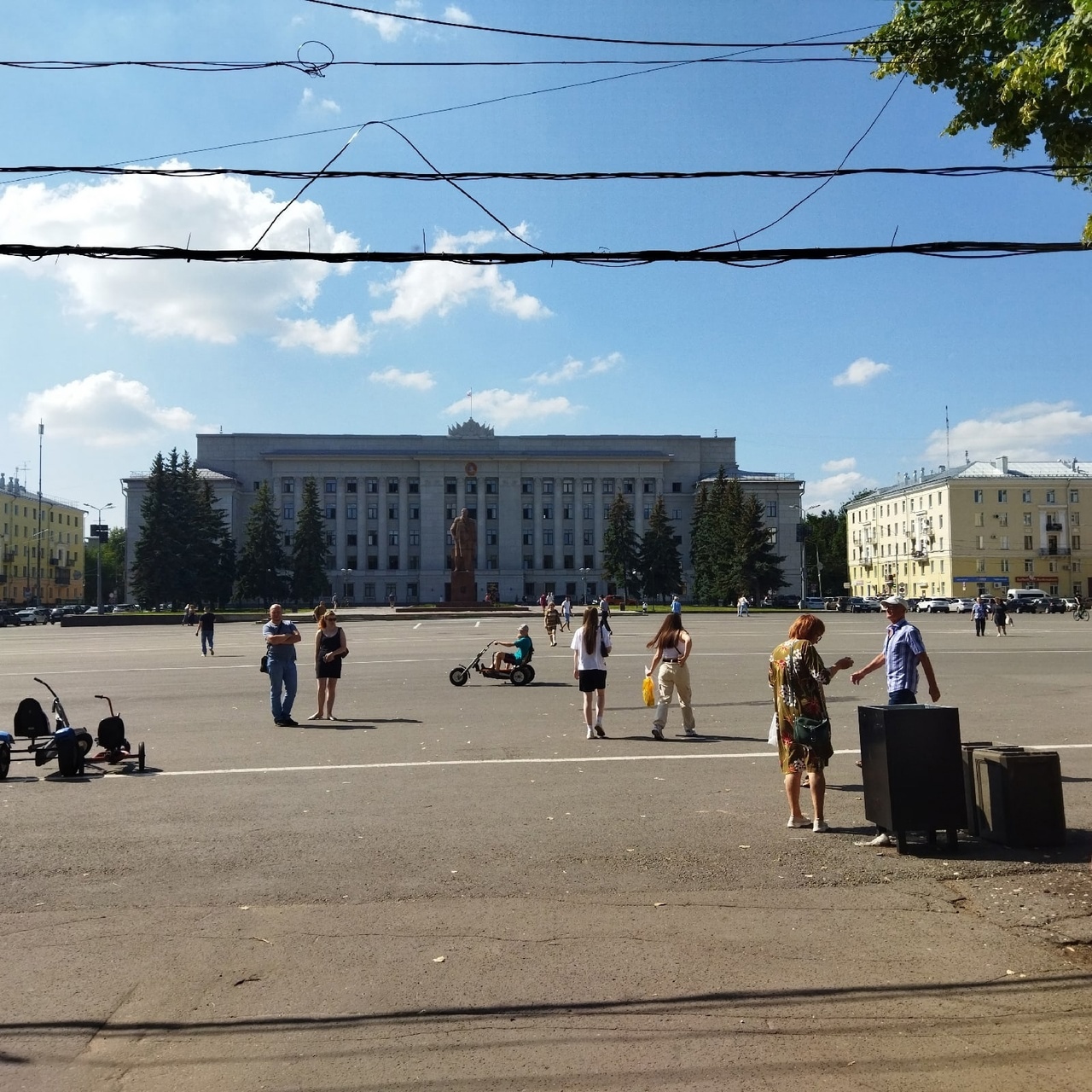 В Кирове на Театральной площади ограничат движение до конца футбольного матча