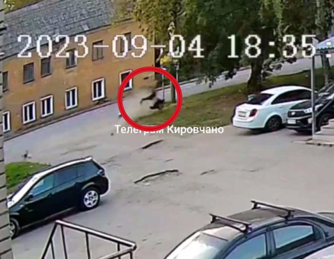 Момент ДТП на Ердякова попал на видео: мотоциклист влетает в бордюр и переворачивается в воздухе