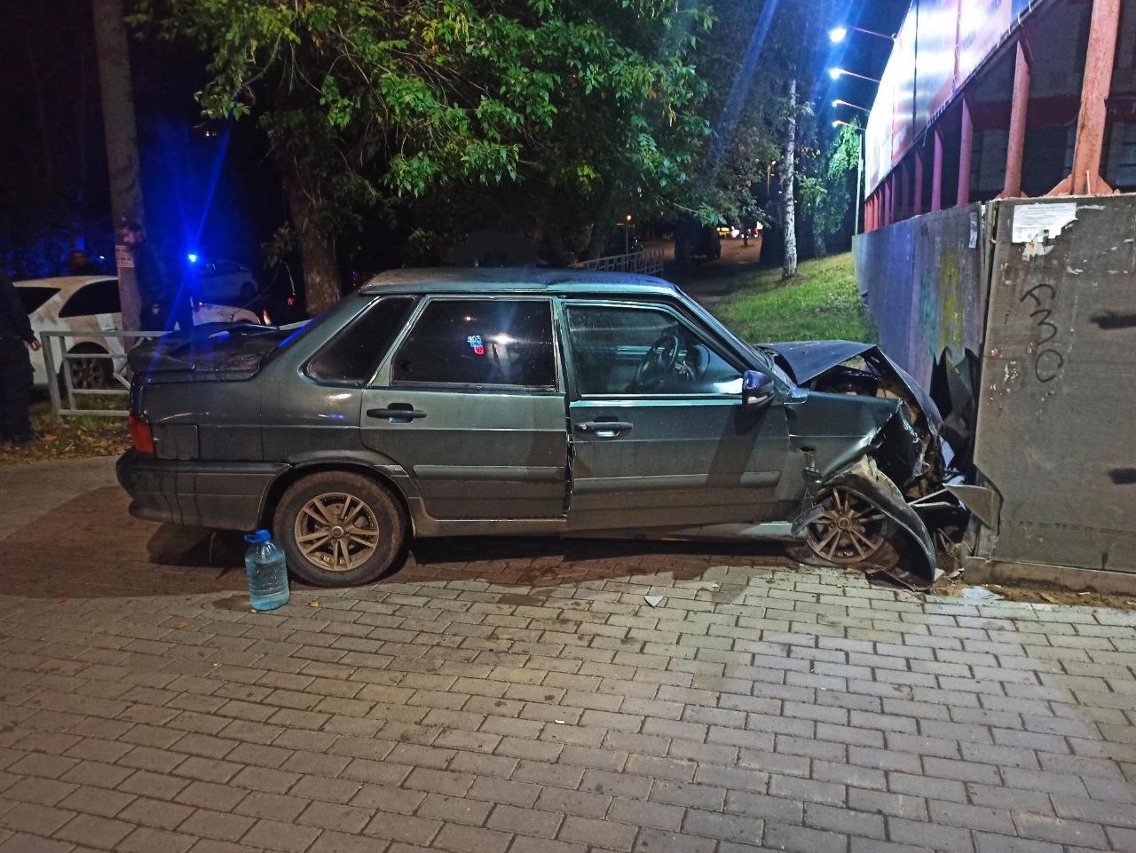 18-летний водитель врезался в стену на улице Пролетарской в Кирове