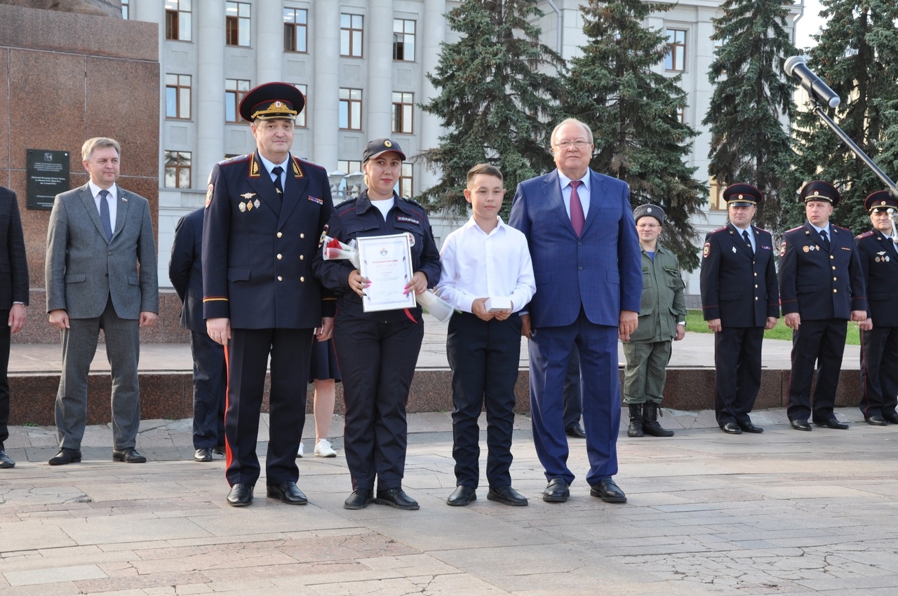 Полицейские наградили юного жителя Омутнинска за спасение девочки