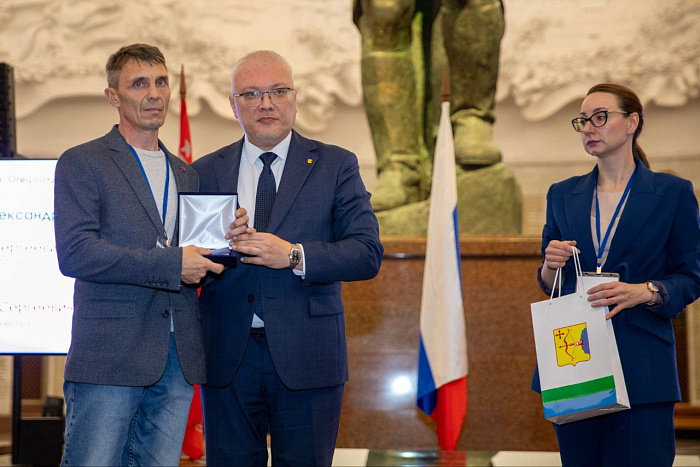 Губернатор Соколов в Музее Победы вручил кировчанам медали общественного признания "Отец солдата"