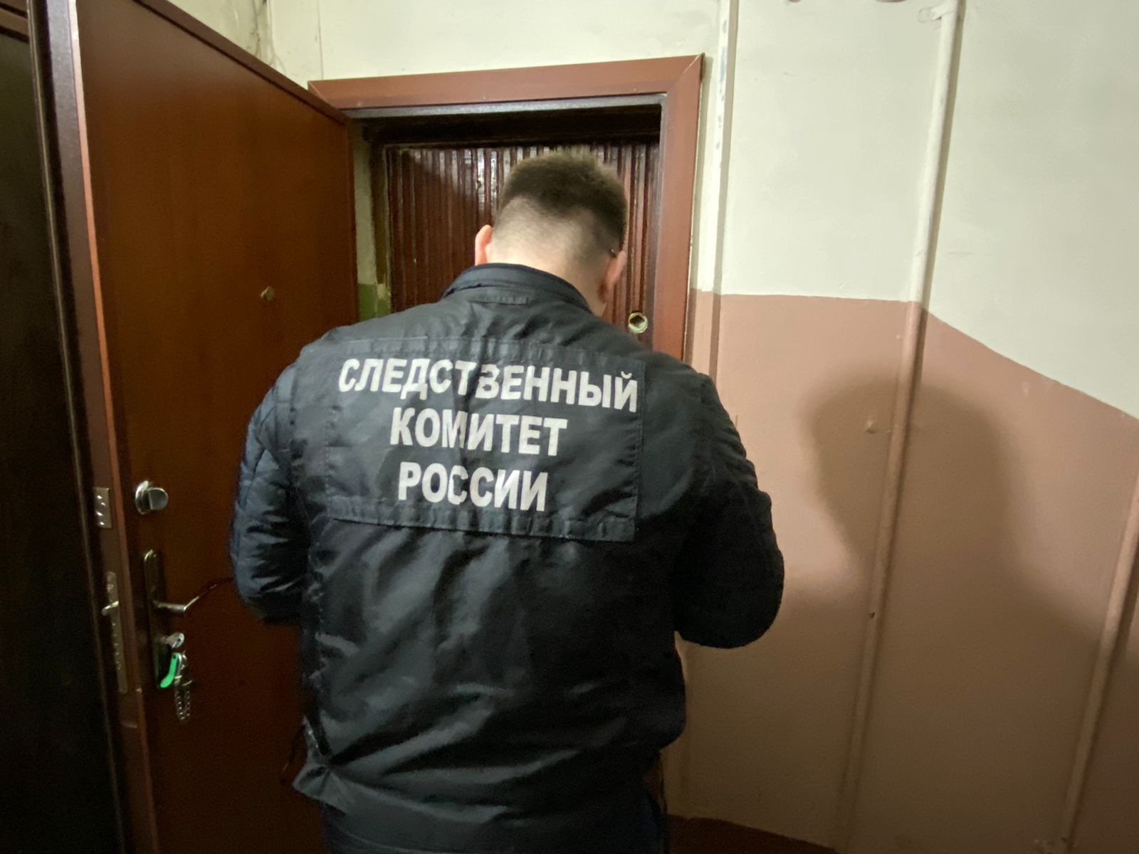 "Лежал у всех на виду": в Кирове у входа в общежитие нашли тело мужчины