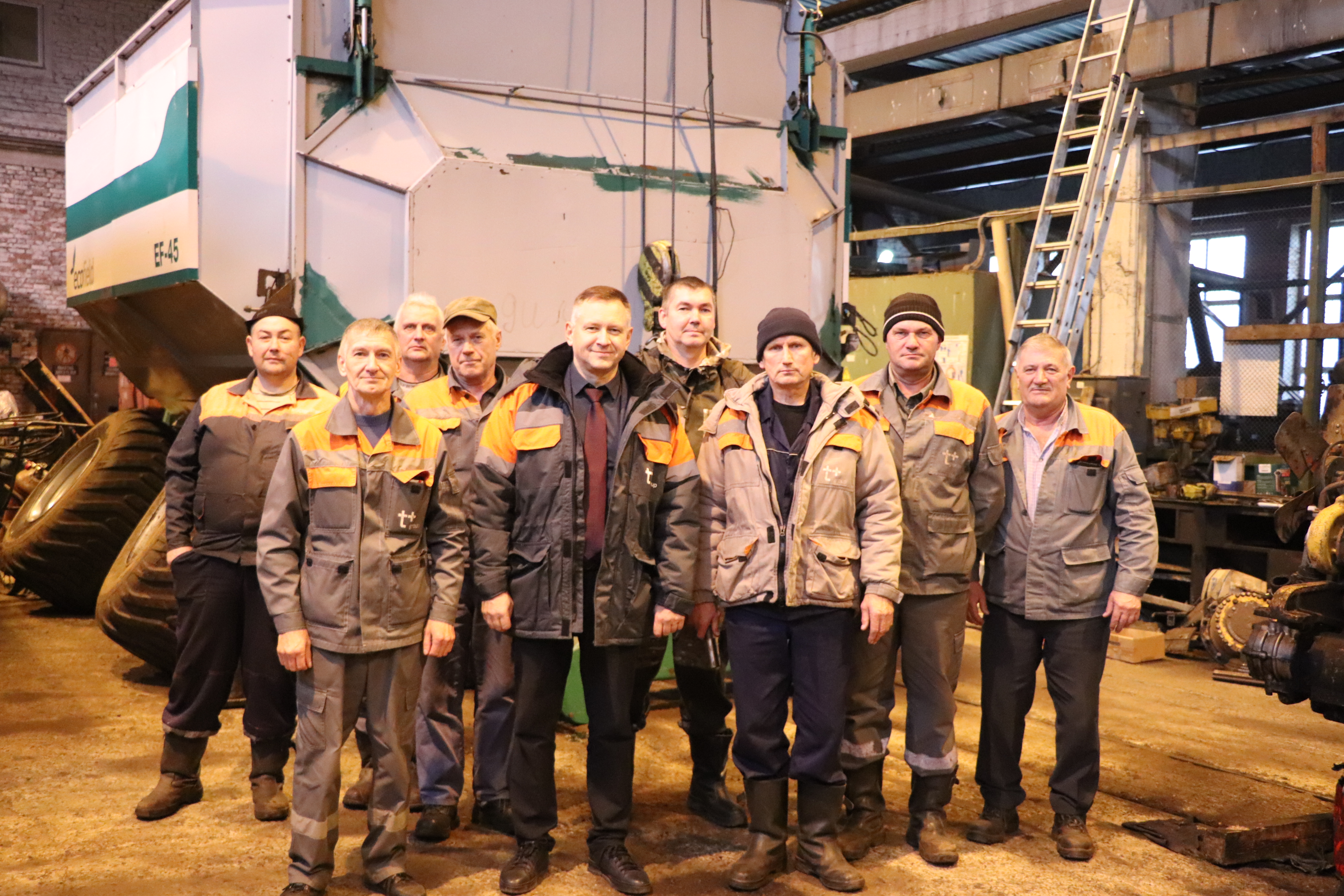 Директор АО "ВяткаТорф" поздравил сотрудников производственных участков с Днем торфяника