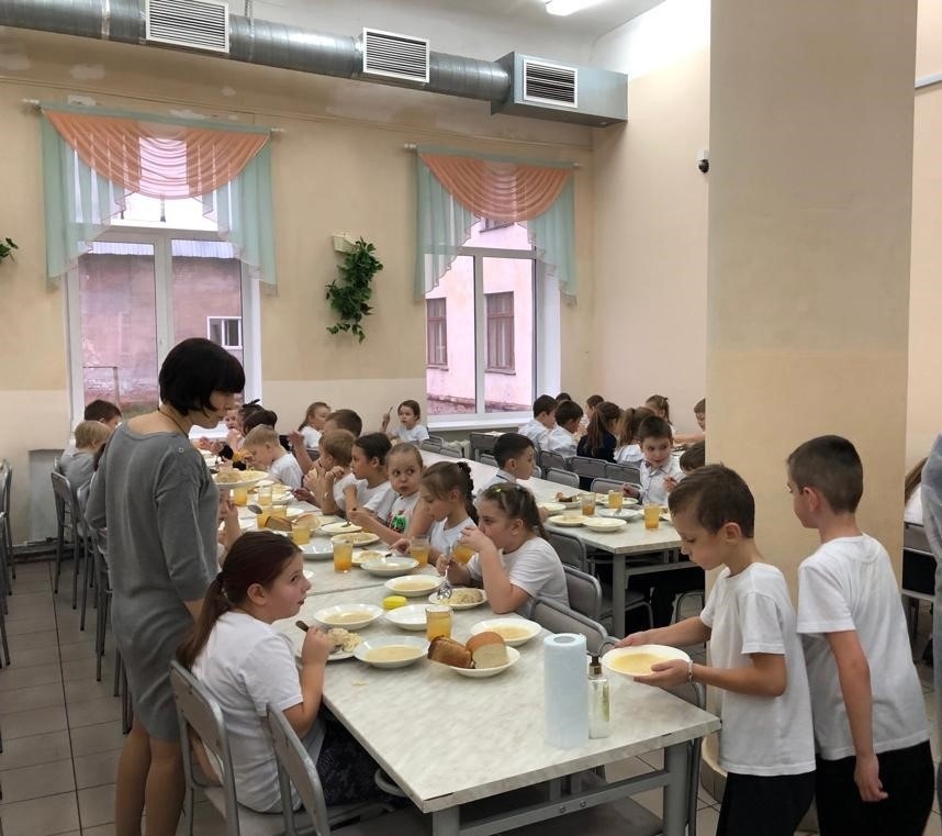 “Дети не наедаются”: как отзываются родители Кирова о питаниях в школах