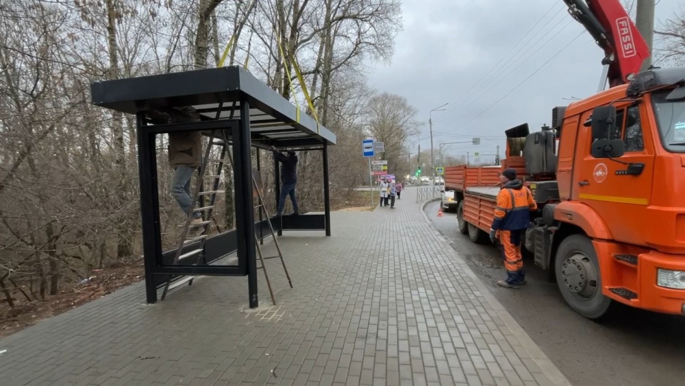 В Кирове устанавливают новые остановочные павильоны 