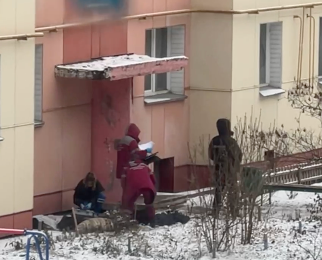 Предварительно суицид: в Кирове во дворе многоэтажки на Упита обнаружен труп