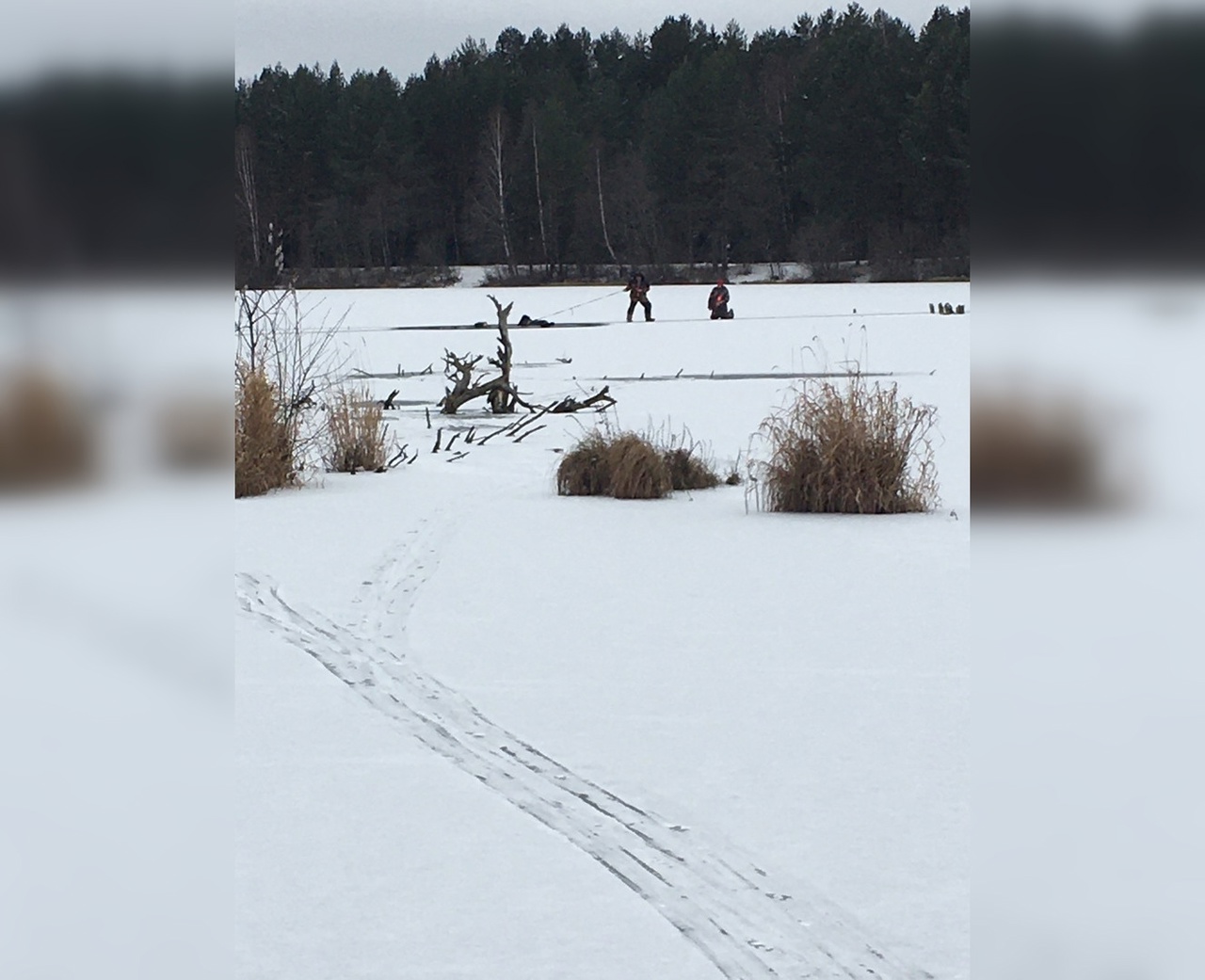 Ушли под лед два человека: спасатели рассказали, что произошло с рыбаком в Кировской области