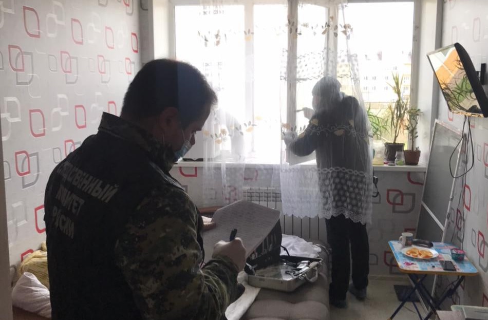 Негостеприимная хозяйка: жительница Кировской области вытолкала гостя из окна, мужчина погиб