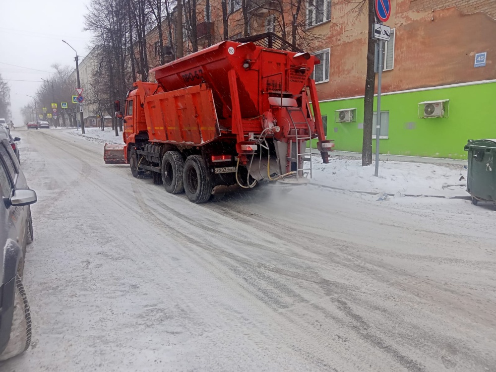 Глава администрации Кирова напомнил, что парковка машин вдоль дорог мешает уборке снега