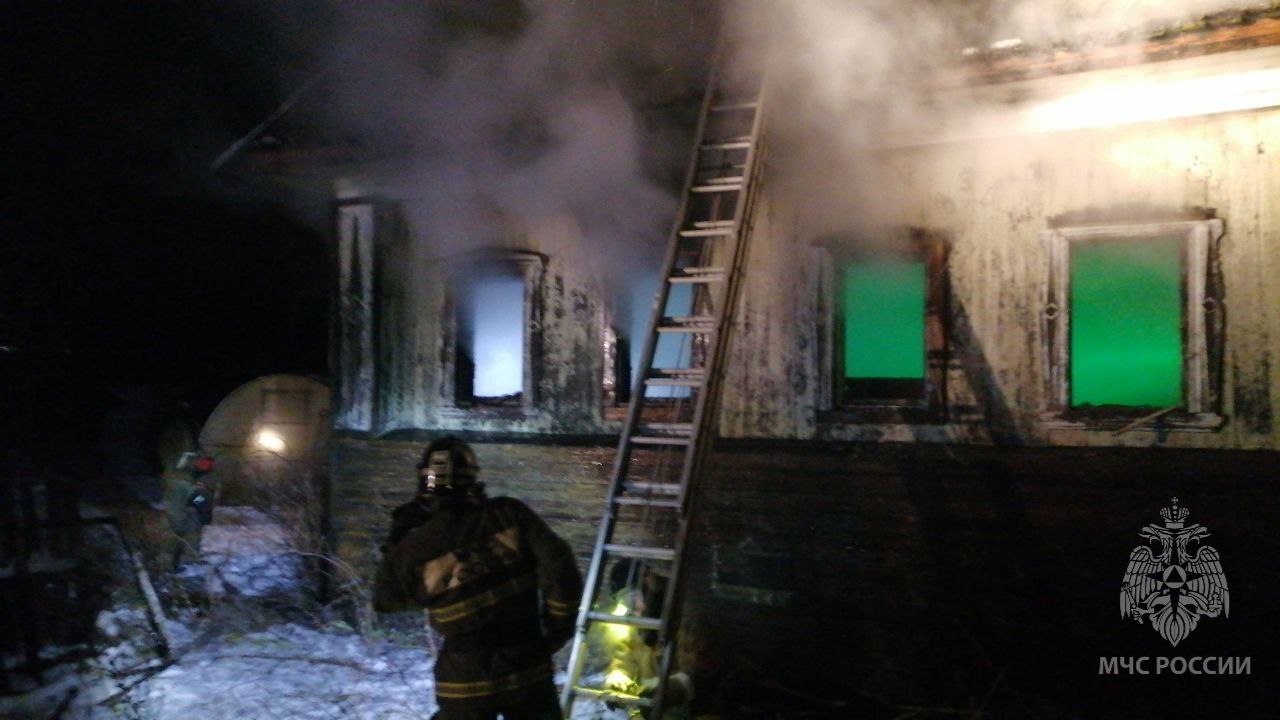 Огонь и дым объяли весь дом: в Кировской области двое пострадали в пожаре