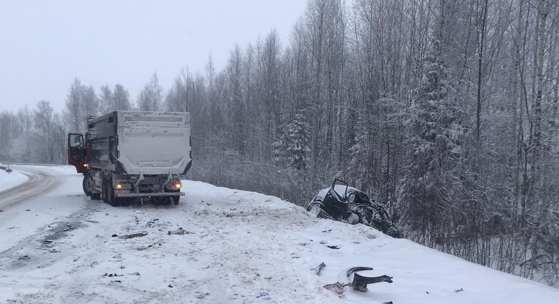В Кировской области от столкновения с грузовиком погиб водитель кроссовера