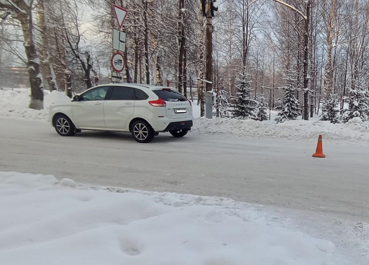В Кировской области ребенок оказался под колесами Lada XRAY