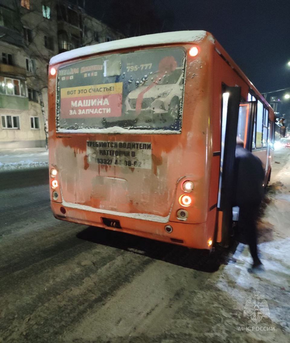 Каким цветом горел маршрут номер 19. Снежный автобус. Автобус под снегом. Из общественного транспорта и в сугроб.
