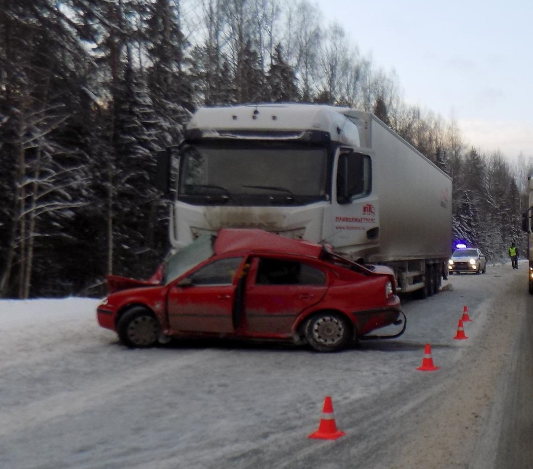 На трассе "Вятка" столкновение с грузовиком смяло легковушку: водитель Škoda погиб