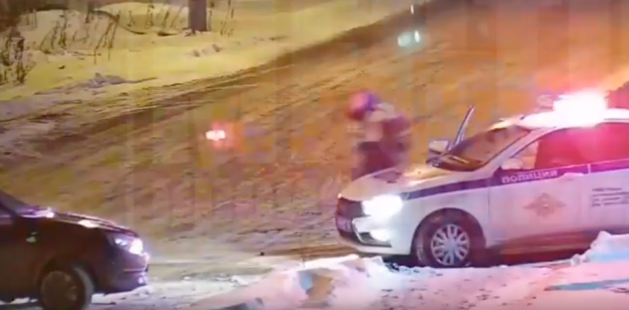 Кировчанин уходил от полицейской погони, врезался в бордюр и потерял управление: видео 
