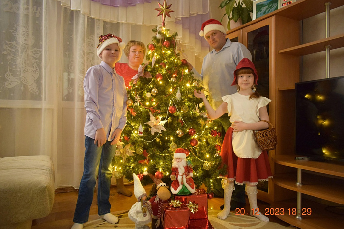 Жители Кировской области всей семьей наряжают елки: за соблюдение традиции можно получить приз