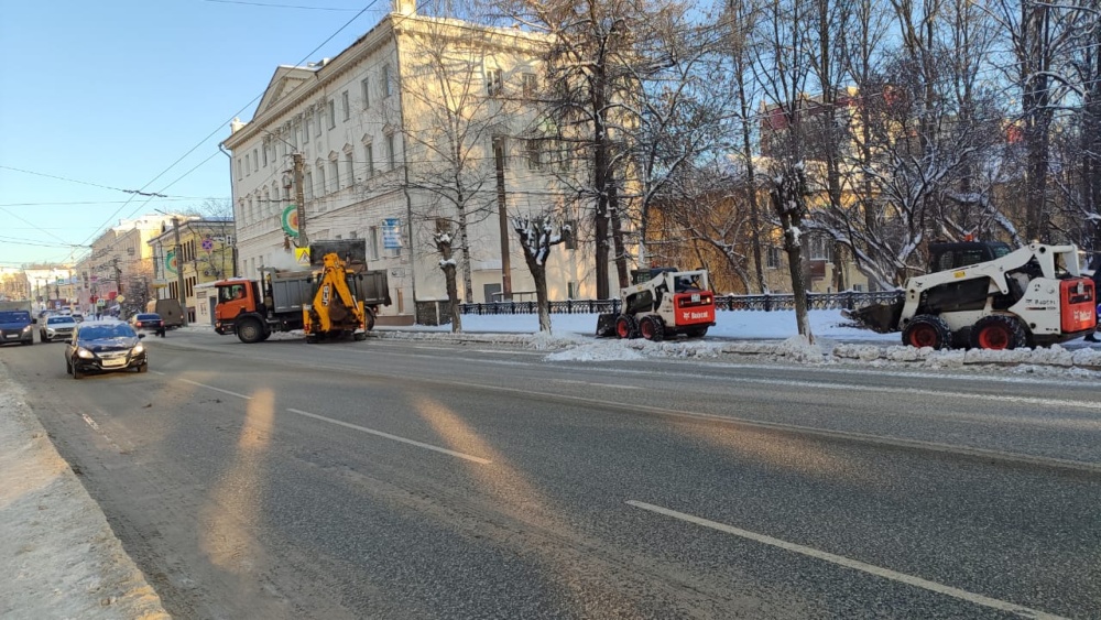 Известно с каких территорий вывезут снег в Кирове с 10 по 11 января