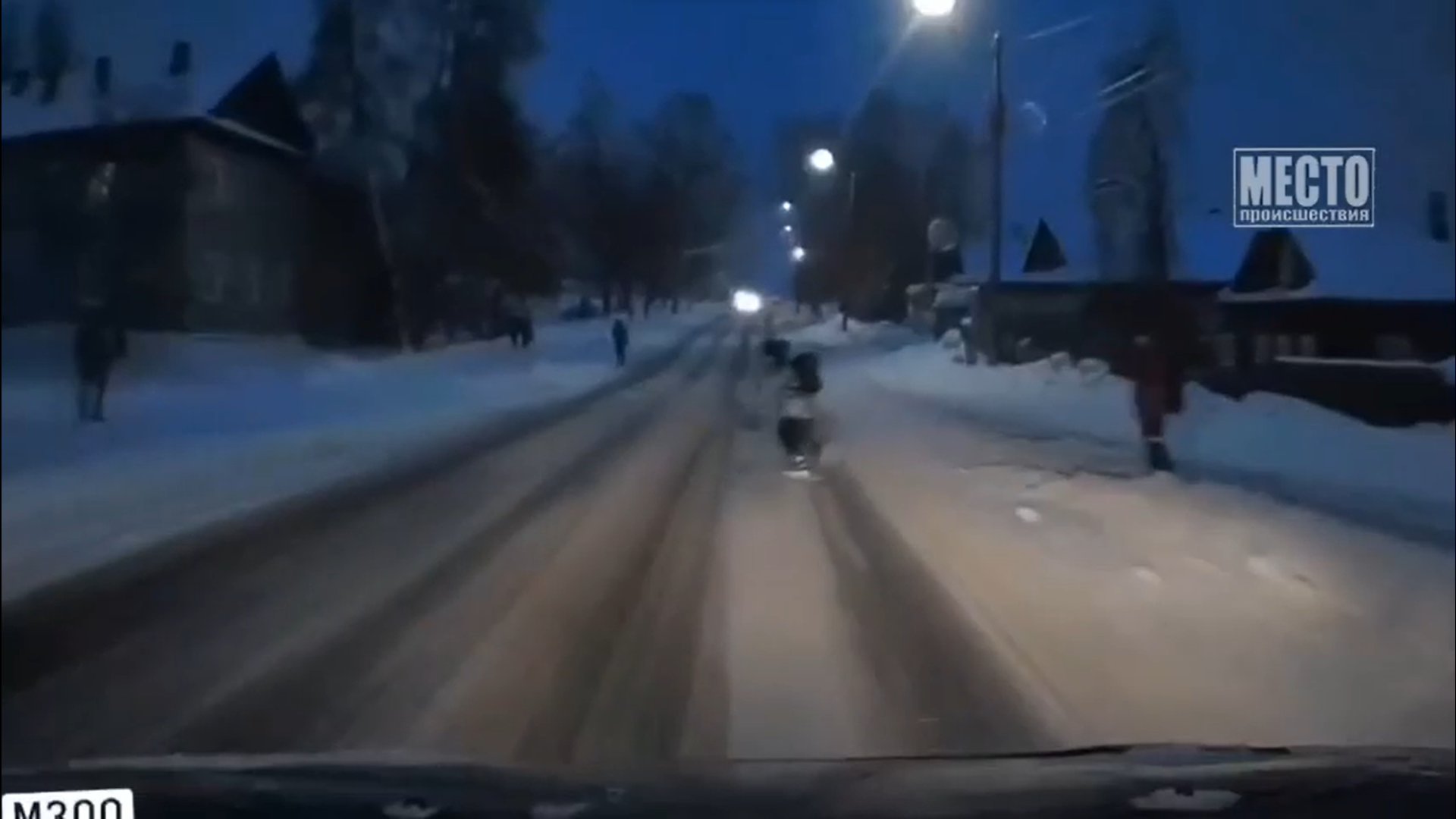 В Кирове ребенок бросился под колеса проезжающего автомобиля