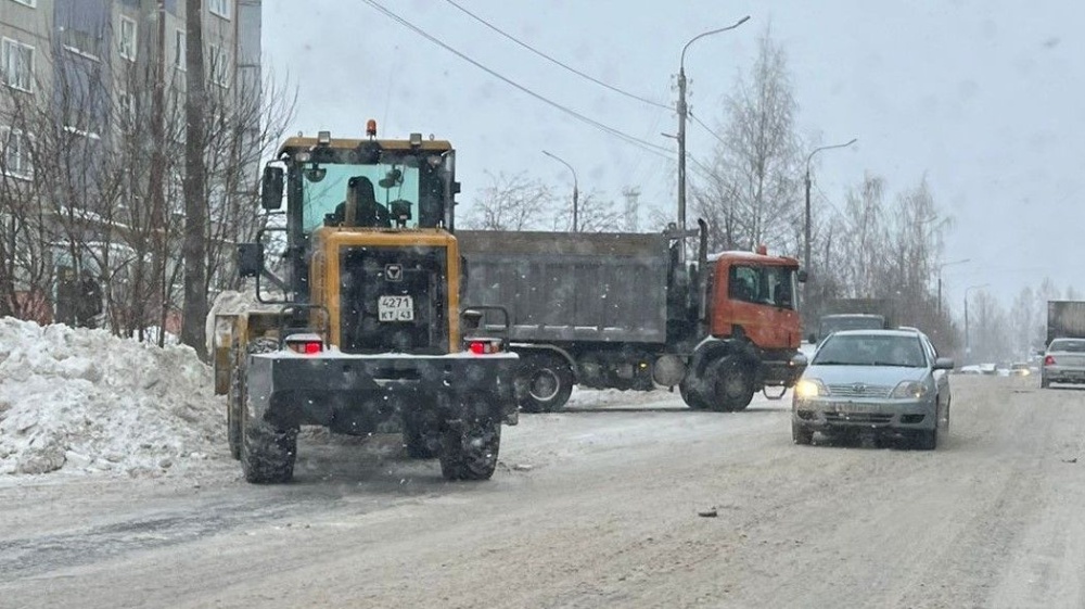 Известно, с каких территорий в Кирове уберут снег с 15 по 16 января