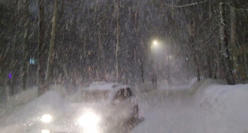 Беспроглядная метель и суровый ветер: жизнь кировчан вновь парализует снежный циклон